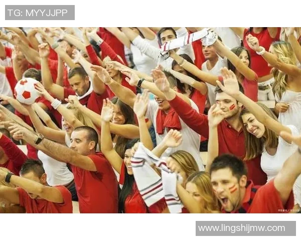 足球明星化身普通路人街头踢球引发围观球迷热议